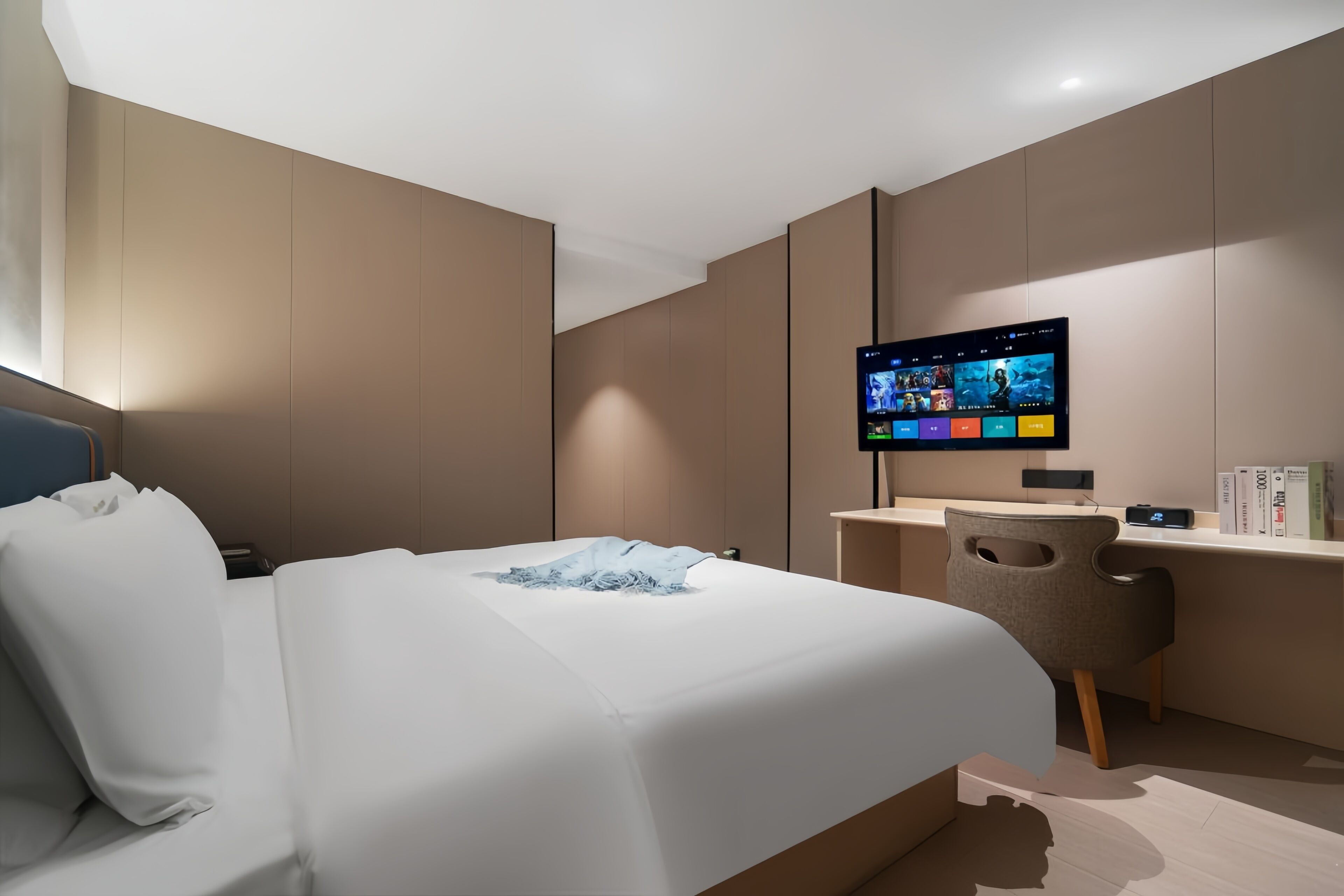 Quarto casal superluxo, vista para a cidade | Escrivaninha, espaço de trabalho para notebook, cortinas blackout