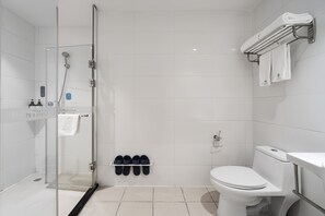Premier Twin Room, City View | Bathroom - Buffle Hotel Shenzhen Xixiang Bihaiwan (Shenzhen)