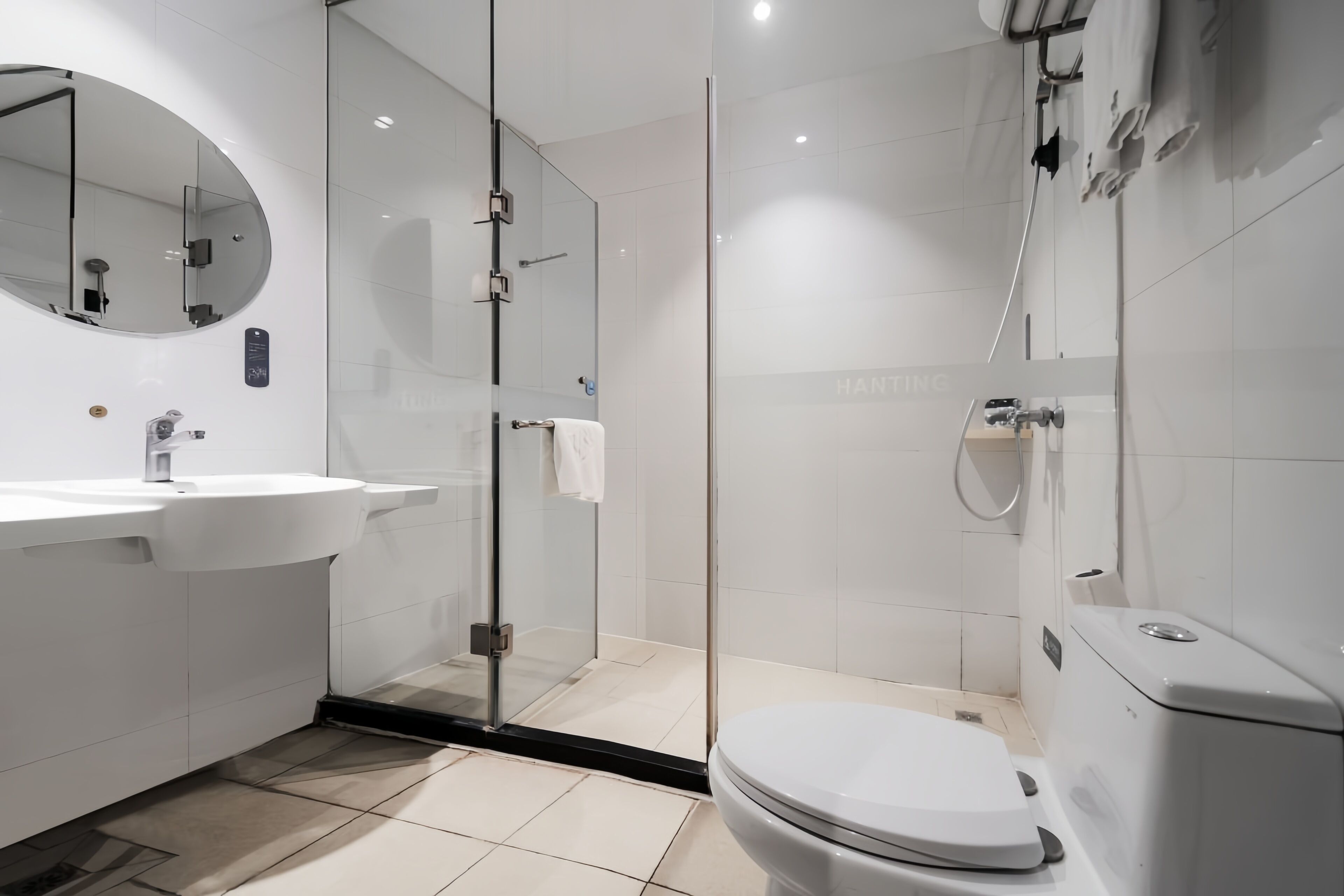 Standard-Doppelzimmer | Badezimmer | Dusche, Haartrockner, Hausschuhe, Handtücher