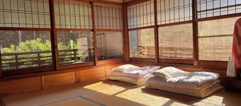 Up to 10 persons! The large porch overlooks the garden and the bamboo grove to the south over the rare armrest balustrade.