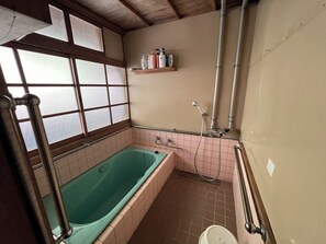 Asciugacapelli, asciugamani, sapone, carta igienica