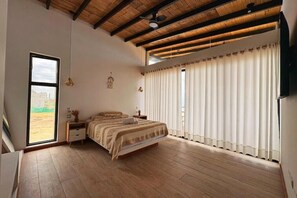 6 bedrooms, iron/ironing board, Internet, bed sheets