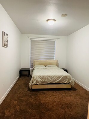 WiFi, bed sheets - 1 Bedroom plus den apartment, Best for comfortable, and calm stays (Surrey)