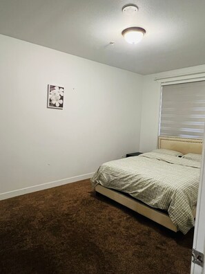 WiFi, bed sheets - 1 Bedroom plus den apartment, Best for comfortable, and calm stays (Surrey)