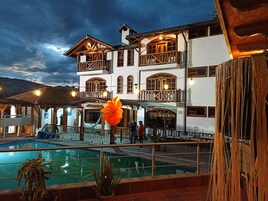 Una piscina al aire libre