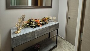 Une salle de bain équipée d’un meuble-lavabo, d’un miroir et d’un luminaire au plafond.