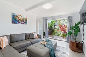 TV - Diamond View - Relaxed with Ocean Views, Pet Friendly, Across from Sandy Beach (Coffs Harbour)