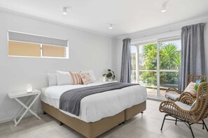 4 bedrooms, iron/ironing board, WiFi - Diamond View - Relaxed with Ocean Views, Pet Friendly, Across from Sandy Beach (Coffs Harbour)