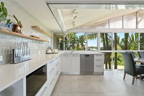 Kühlschrank, Geschirrspüler, Wasserkocher mit Kaffee-/Teezubehör
