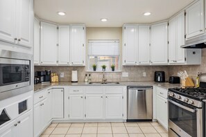 Fridge, microwave, oven, stovetop - Luxury Backyard Oasis Retreat, Pool, FREE heated Spa & Minutes to Stadium (Grand Prairie)