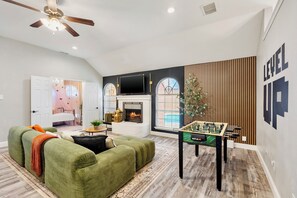 Smart TV, foosball, books - Luxury Backyard Oasis Retreat, Pool, FREE heated Spa & Minutes to Stadium (Grand Prairie)