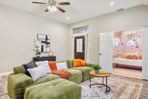 Smart TV, table football, books - Pool + Heated Spa, ATTstadium, Six Flag, FIFA2026 (Grand Prairie)