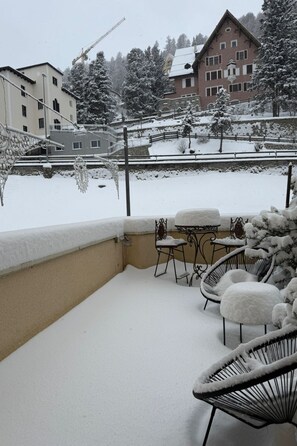 Terrace/patio - Studio im Zentrum, Schwimmbad und 400m von Skiliften entfernt by Interhome (St. Moritz)