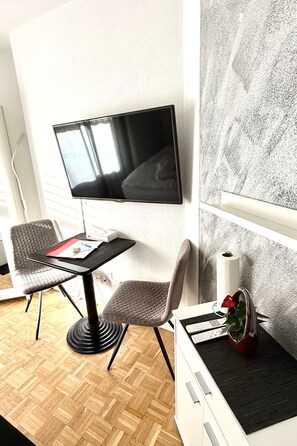 Interior - Studio im Zentrum, Schwimmbad und 400m von Skiliften entfernt by Interhome (St. Moritz)