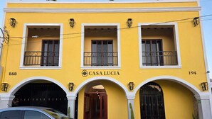A yellow building with the name "CASA LUCIA" and the number "194" on the facade. - Casa Lucia B&B Valladolid  (Valladolid)