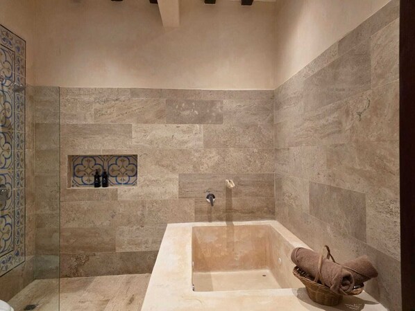Habitación Deluxe, vista al patio | Baño | Secadora de cabello, toallas, jabón, shampoo 