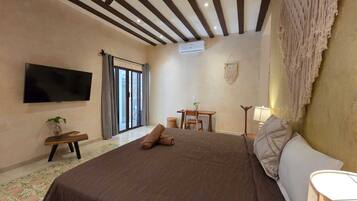 Quarto luxo, vista para o pátio | Wi-Fi de cortesia