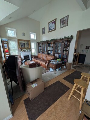 TV - Bunkbed In Quiet, Friendly Family-Hosted Home in South Jordan Near Everything (South Jordan)