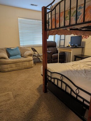 1 bedroom, iron/ironing board, WiFi, bed sheets - Bunkbed In Quiet, Friendly Family-Hosted Home in South Jordan Near Everything (South Jordan)