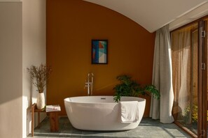 Deluxe Double Room, Balcony, Lake View | Bathroom | Hair dryer, towels, soap, shampoo - Amea Homestay (Hue)