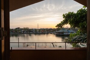 Deluxe Double Room, Balcony, Lake View - Amea Homestay (Hue)