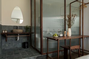 Deluxe Triple Room | Bathroom - Amea Homestay (Hue)