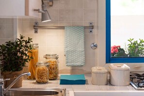 Fridge, microwave, stovetop - Holiday home with air conditioning and veranda with barbecue (Cavallino-Treporti)