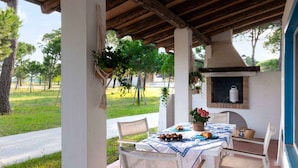 Outdoor dining - Holiday home with air conditioning and veranda with barbecue (Cavallino-Treporti)