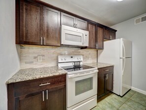 Fridge, microwave, stovetop, dishwasher