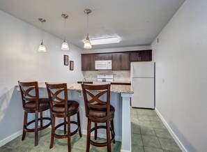 Jääkaappi, mikroaaltouuni, liesi, astianpesukone