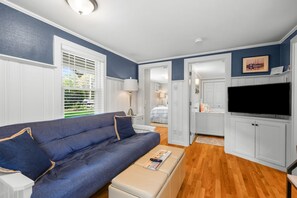 TV - Charming Cape Cod Cottage with Pool Near Red River Beach (Harwich Port)
