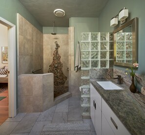 Shower, hair dryer, towels, soap - Aptos Hills Getaway - Welcome to Oak Landing (Aptos)