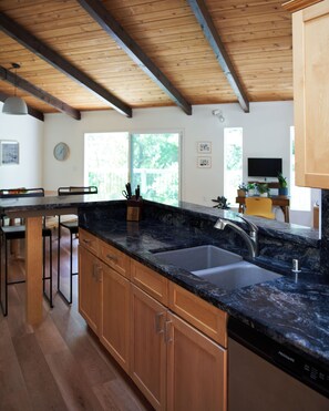 Fridge, microwave, oven, stovetop - Aptos Hills Getaway - Welcome to Oak Landing (Aptos)