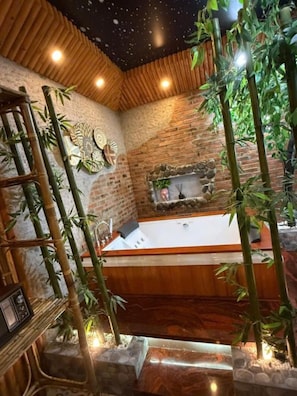 Deluxe Double Room | Bathroom | Shower, free toiletries, hair dryer, towels - Athena Hotel (Thuy Xuan)