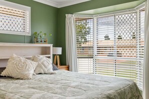 3 bedrooms, desk, iron/ironing board, WiFi - The Salty Anchor Banksia Beach (Banksia Beach)