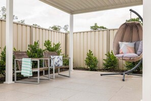 Outdoor dining - The Salty Anchor Banksia Beach (Banksia Beach)
