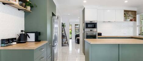 冷蔵庫、電子レンジ、オーブン、コンロ