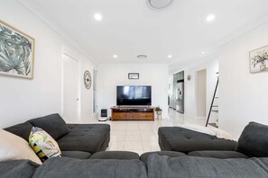 TV - The Salty Anchor Banksia Beach (Banksia Beach)