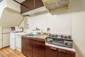 Private kitchen - Authentic Japanese Home: Retro Charm, Modern Comfort, & Play! (大阪市城東区新喜多2丁目3)