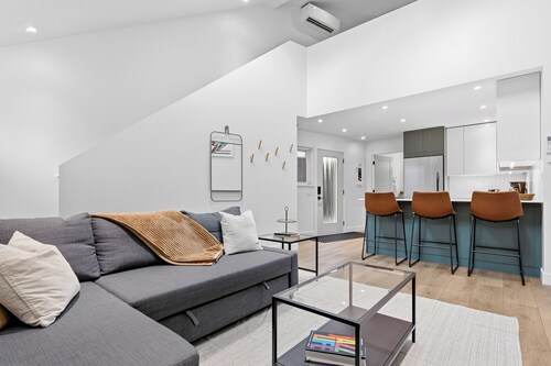 Brand New Modern Private Loft Suite | King Bed |