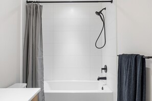 Serviettes fournies, savon, papier toilette