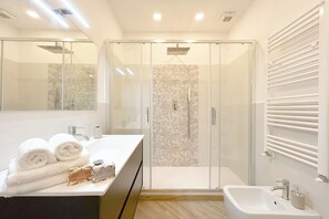 Shower, hair dryer, bidet, towels - Quarda, Savona, Italy (Savona)