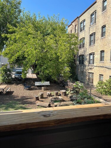 HUGE Apartment near TRAIN/BUS. Free Parking!