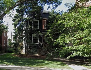 Exterior - HUGE Apartment near TRAIN/BUS. Free Parking! (Chicago)