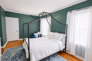 2 bedrooms, Internet, bed sheets - HUGE Apartment near TRAIN/BUS. Free Parking! (Chicago)