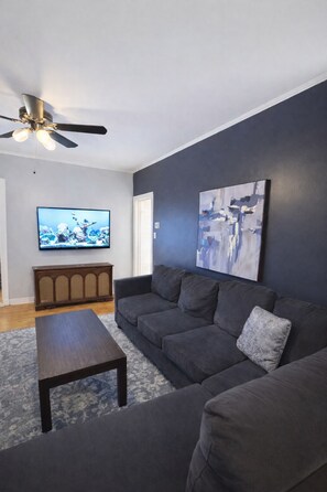 Living area - HUGE Apartment near TRAIN/BUS. Free Parking! (Chicago)