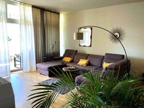 TV, fireplace - Holiday cottage with hot tub (Njivice)