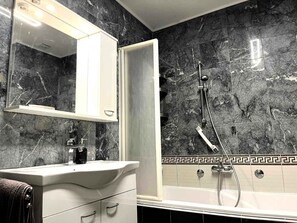 Bathroom - Holiday cottage with hot tub (Njivice)