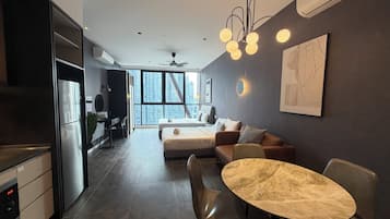 Suíte estúdio família, vista para a cidade | Área de estar | TV de tela plana 42 polegadas com canais digitais, smart TV, Netflix