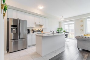 Fridge, microwave, oven, stovetop - 3 BR house, 15 min to Niagara Falls/Attractions, sleeps 7 (Thorold)